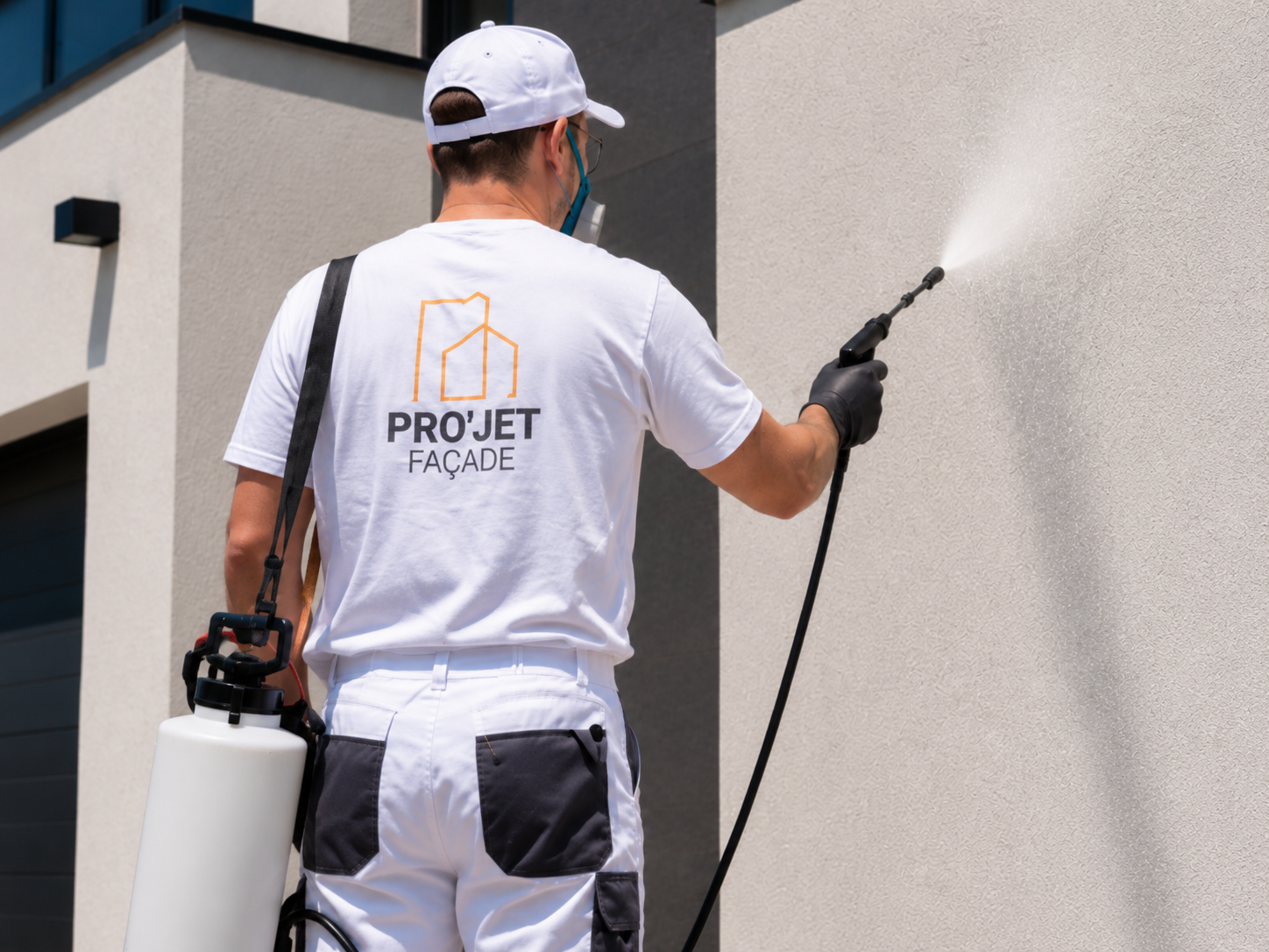 Artisan Pro'Jet Façade appliquant un traitement de protection à Bordeaux