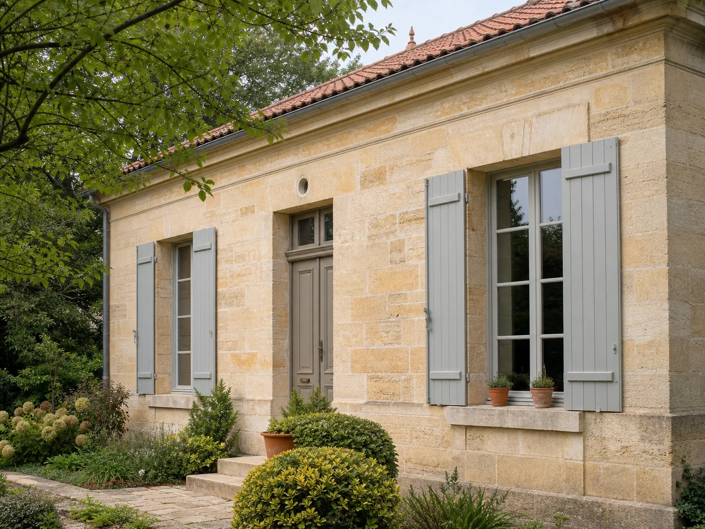 Illustration d'une façade en pierre nettoyée à Pessac