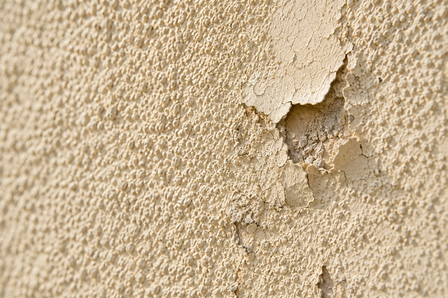Crépi peint dont la peinture cloque et se décolle