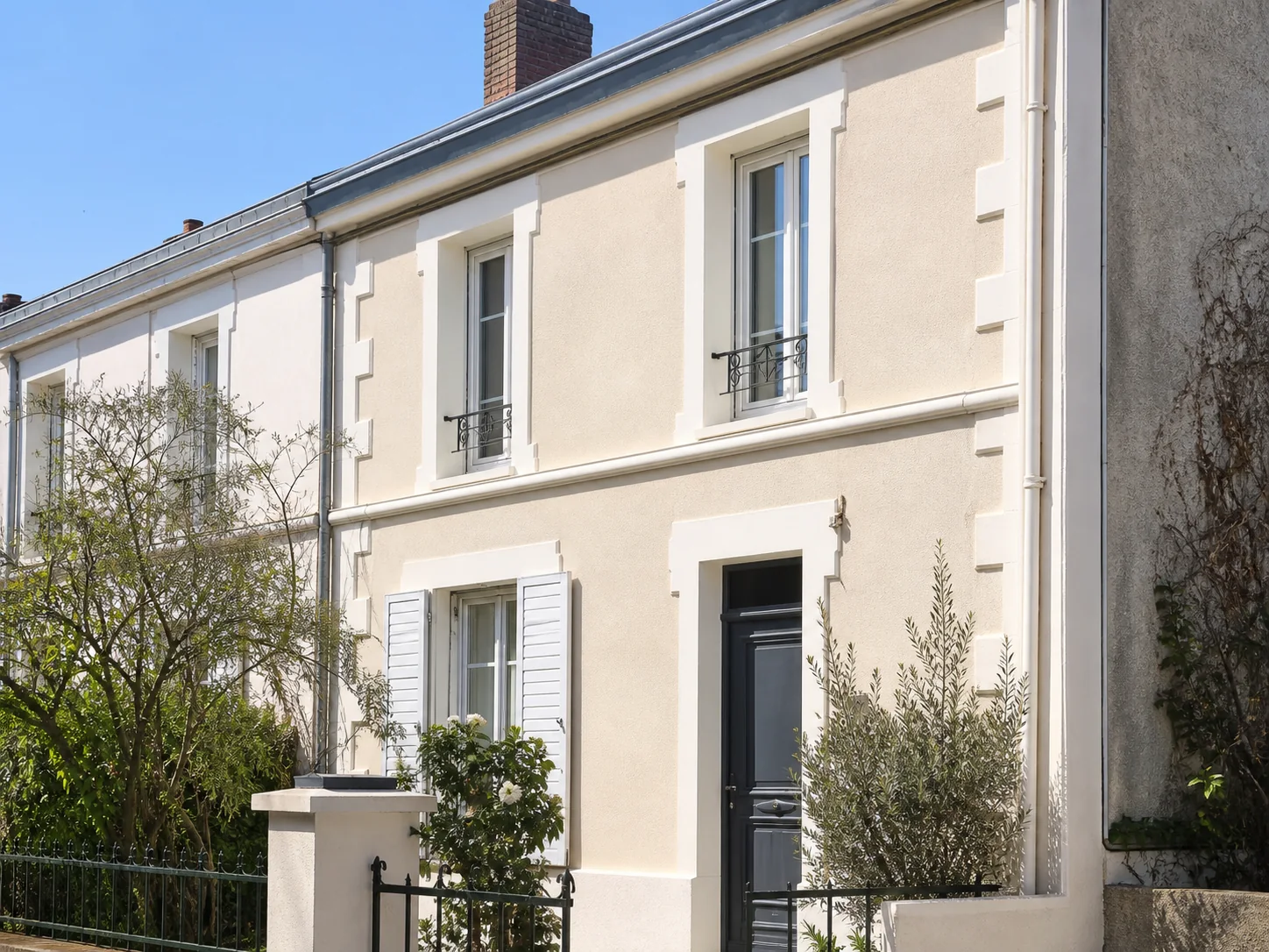 Façade de maison repeinte avec une finition respirante à Talence