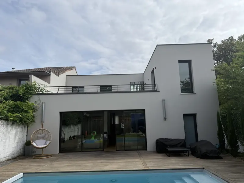 Après : façade côté jardin repeinte, teinte claire et homogène
