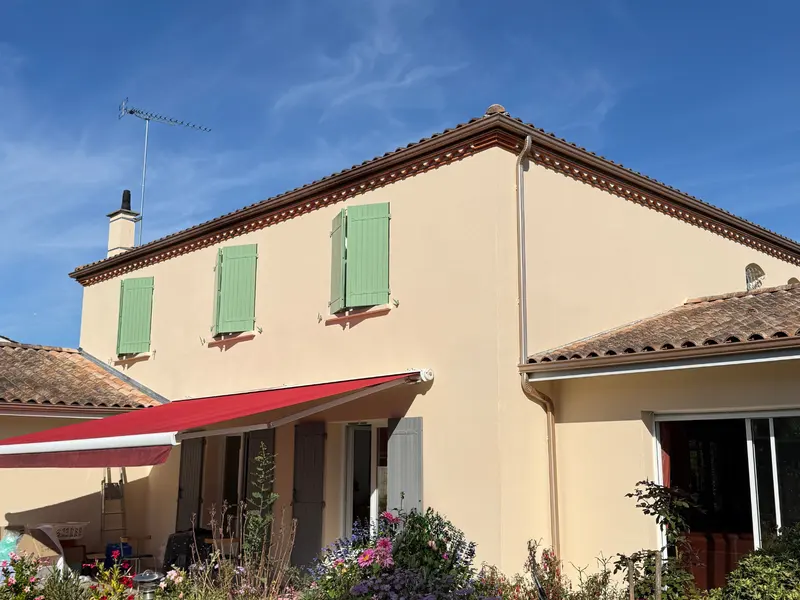Après : la même maison avec une façade repeinte, couleur chaude et uniforme