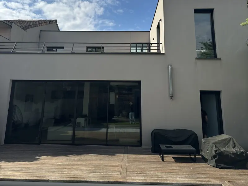 Avant : façade côté jardin, enduit terne et grisé