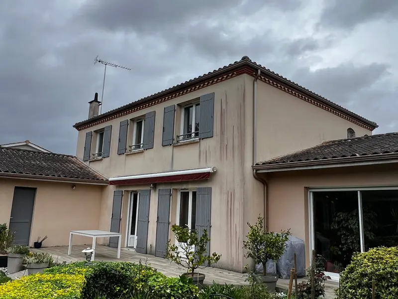 Avant : maison à étage, façade ternie et grisée par le temps